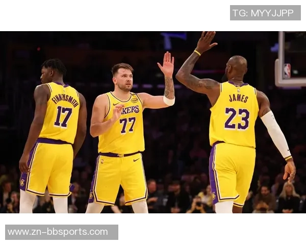 内史密斯表现稳健贡献12分关键时刻三分球助力球队胜利