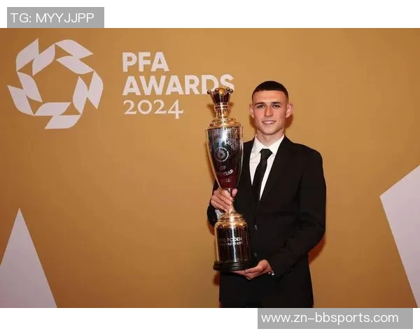 帕尔默荣获PFA年度最佳球员奖杯照片曝光引发热议 帕尔默荣获PFA年度最佳球员奖杯照片曝光引发热议