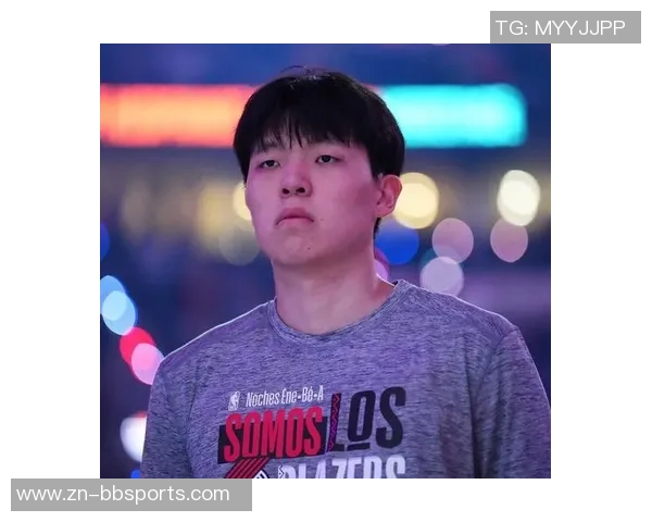 开拓者众将亮相秀场杨瀚森背粉色书包格兰特传统服饰引关注